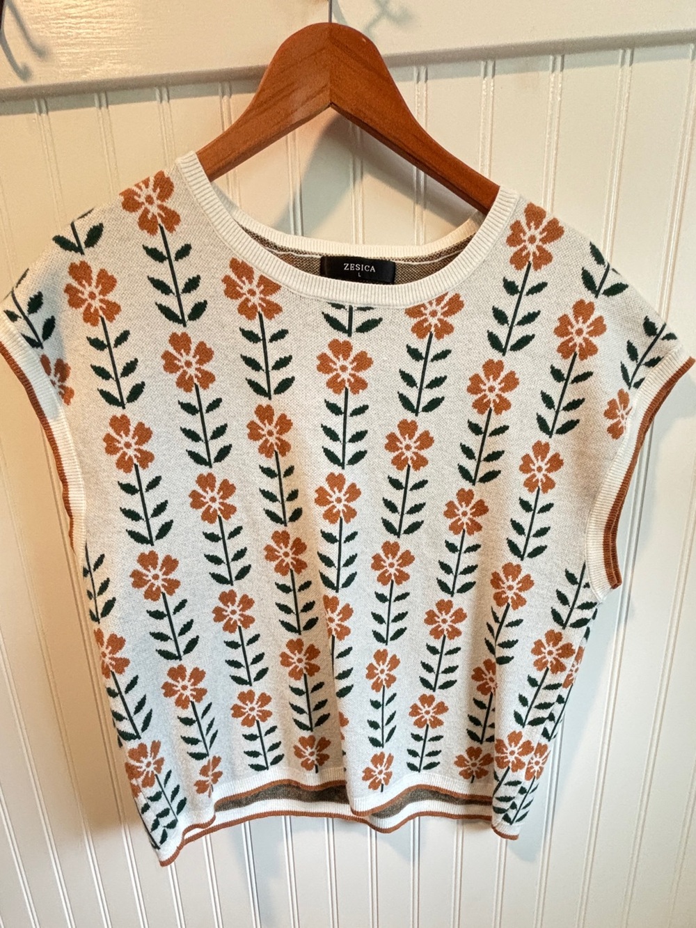 Zesica White Floral Knit Sleeveless Sweater with Rust Flowers